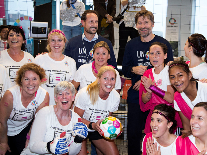 Kronprins Haakon og Nikolaj Coster-Waldau med vinnerlaget, Goleadoras fra Queens, NY. Foto: Pontus Höök / NTB scanpix